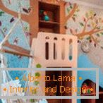 Chambre d'enfants avec un hamac et un arbre au mur